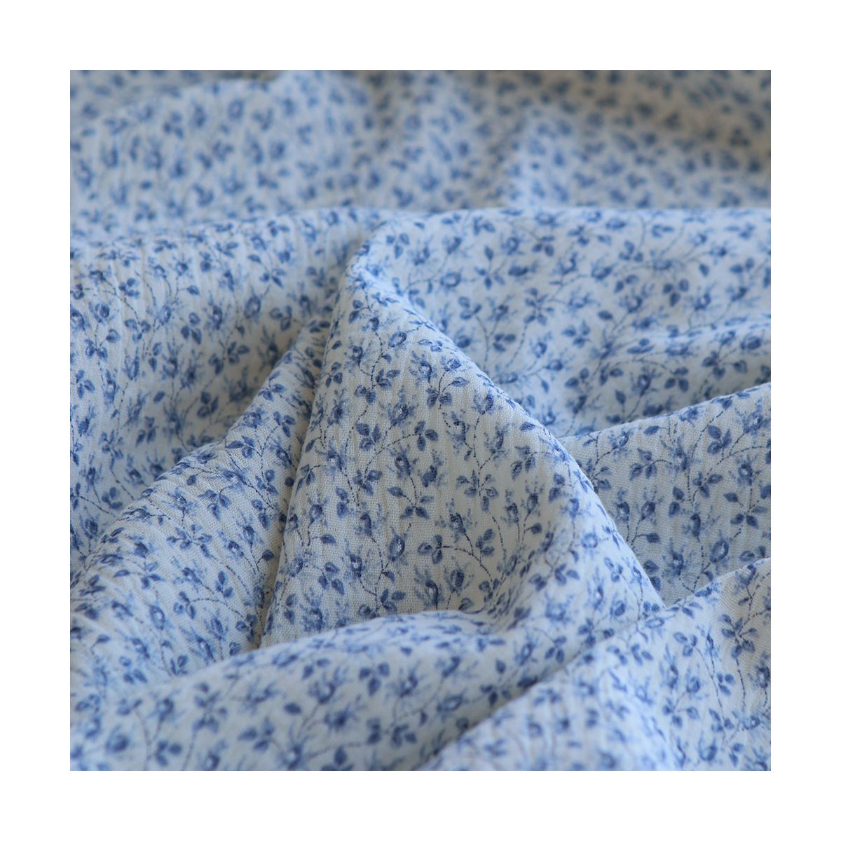 Harper - Double gaze de coton motif fleuri bleu fond écru Harper - Double gaze de coton motif fleuri bleu fond écru