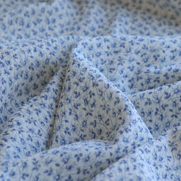 Harper - Double gaze de coton motif fleuri bleu fond écru