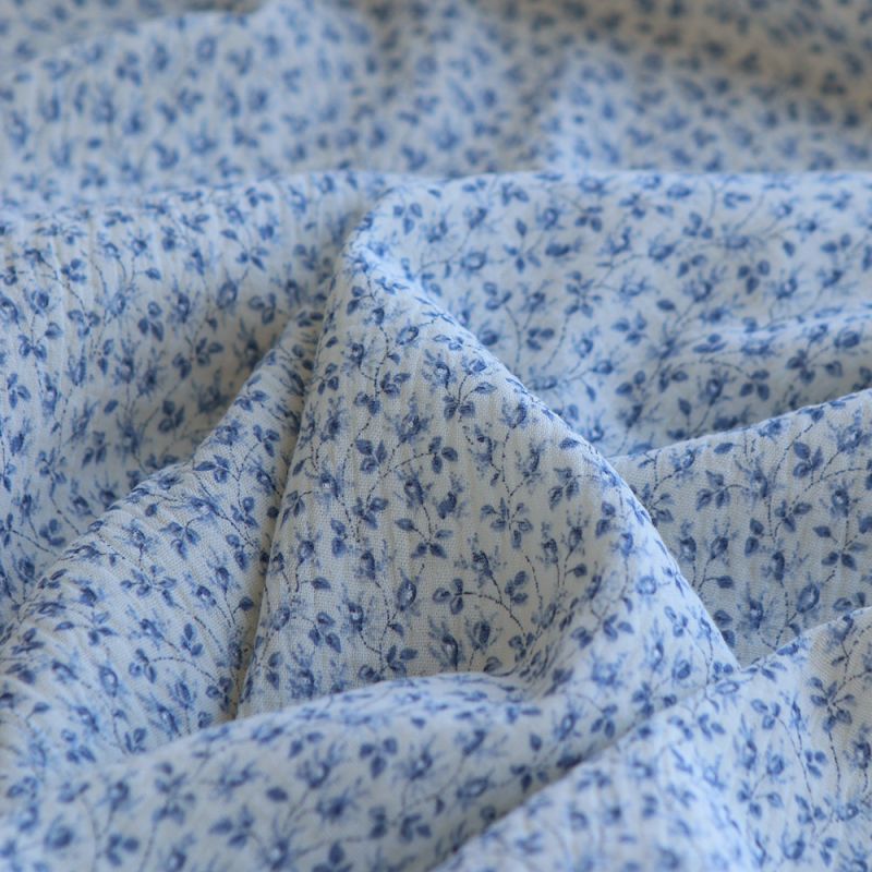 Harper - Double gaze de coton motif fleuri bleu fond écru
