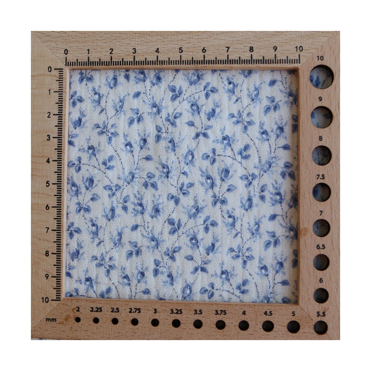 Harper - Double gaze de coton motif fleuri bleu fond écru Harper - Double gaze de coton motif fleuri bleu fond écru