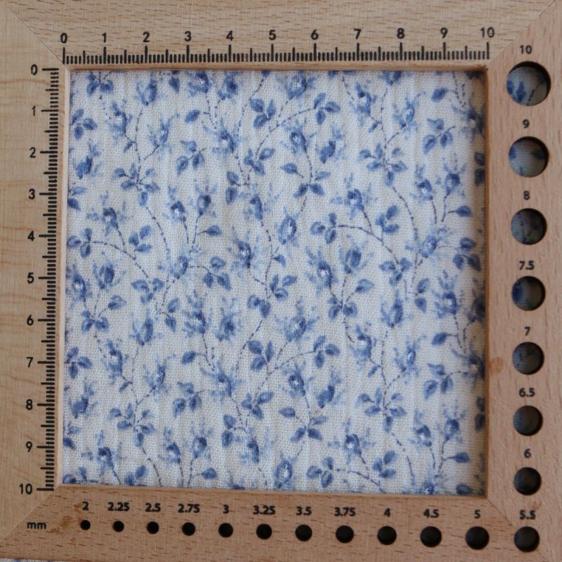 Harper - Double gaze de coton motif fleuri bleu fond écru