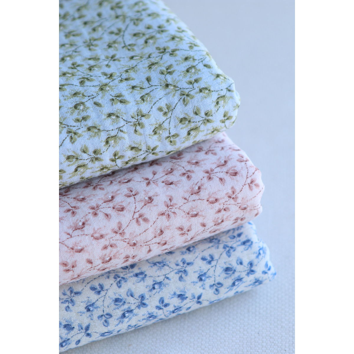 Harper - Double gaze de coton motif fleuri bleu fond écru Harper - Double gaze de coton motif fleuri bleu fond écru