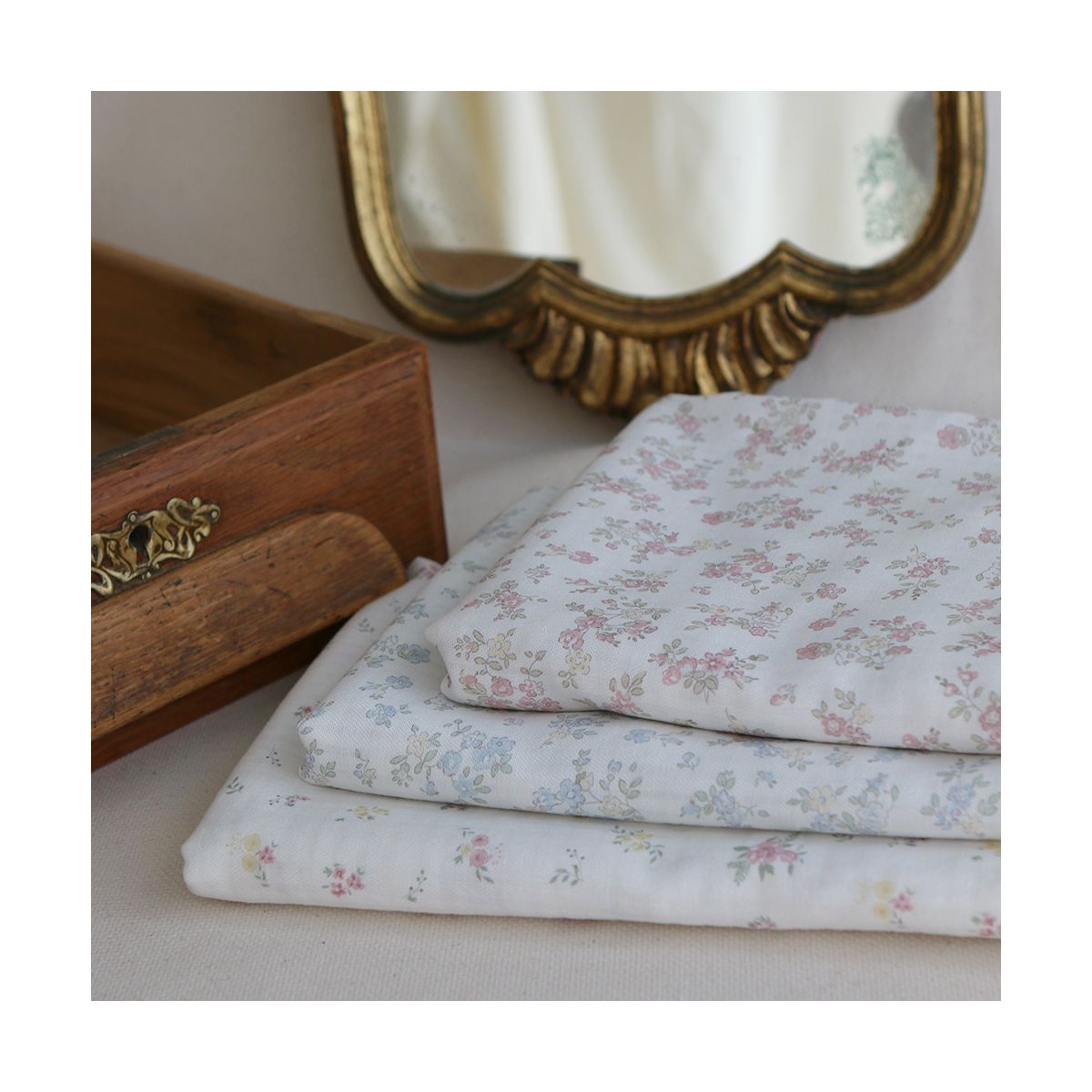 copy of Scarlett - Seersucker / Coton gaufré doux fond lait fleuri rose tendre copy of Scarlett - Seersucker / Coton gaufré doux fond lait fleuri rose tendre