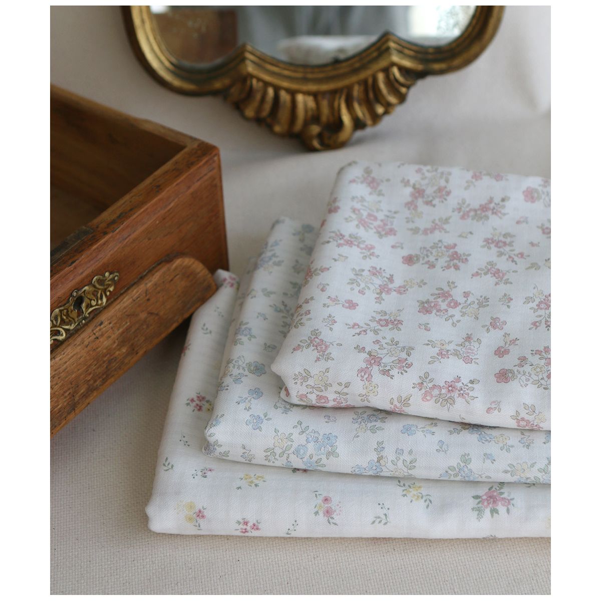 copy of Scarlett - Seersucker / Coton gaufré doux fond lait fleuri rose tendre copy of Scarlett - Seersucker / Coton gaufré doux fond lait fleuri rose tendre