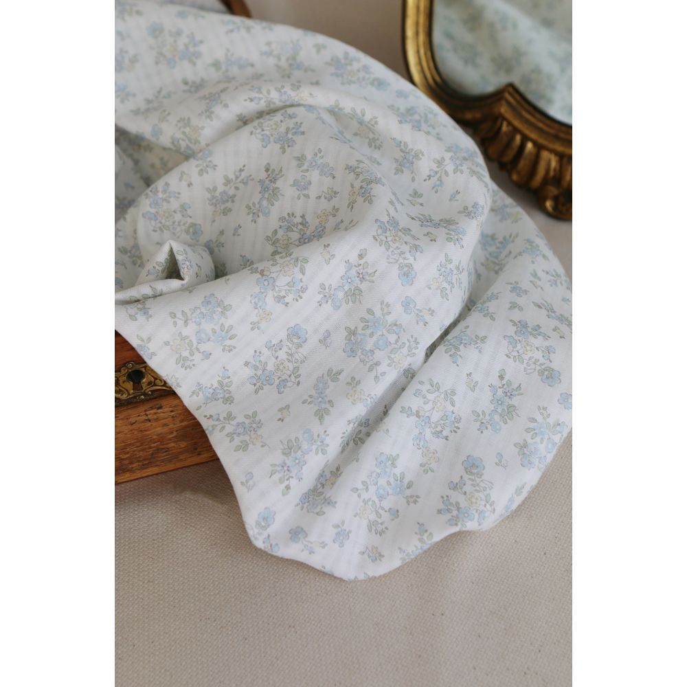 Scarlett - Seersucker / Coton gaufré doux fond lait fleuri bleu