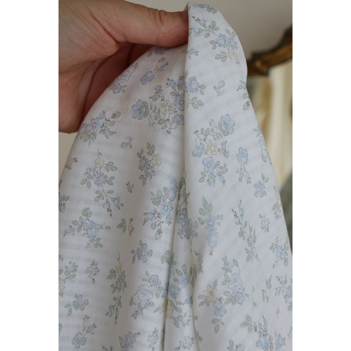 Scarlett - Seersucker / Coton gaufré doux fond lait fleuri bleu Scarlett - Seersucker / Coton gaufré doux fond lait fleuri bleu