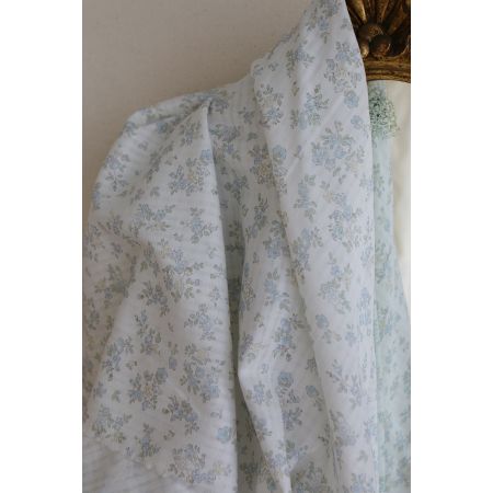 Scarlett - Seersucker / Coton gaufré doux fond lait fleuri bleu Scarlett - Seersucker / Coton gaufré doux fond lait fleuri bleu