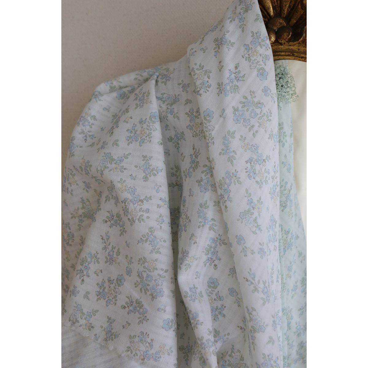 Scarlett - Seersucker / Coton gaufré doux fond lait fleuri bleu Scarlett - Seersucker / Coton gaufré doux fond lait fleuri bleu