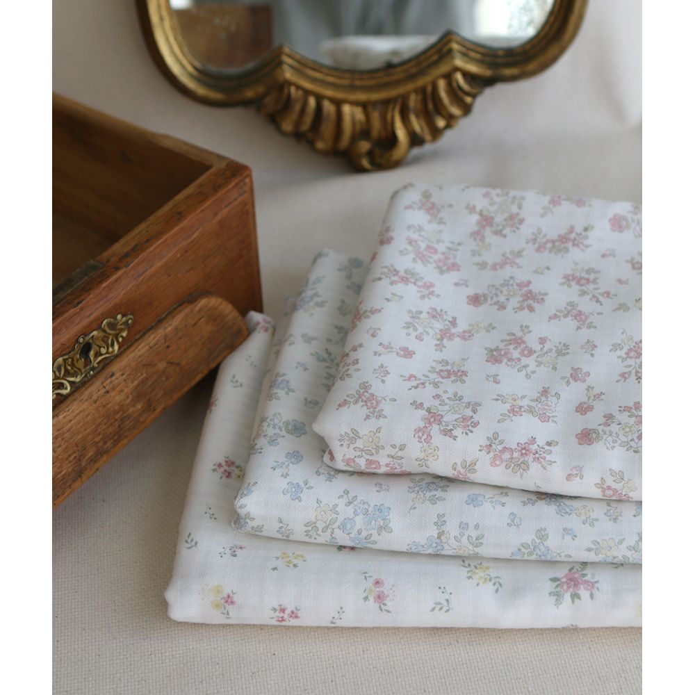 Scarlett - Seersucker / Coton gaufré doux fond lait fleuri bleu