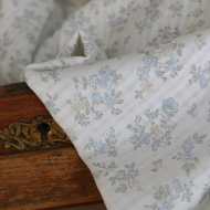 Scarlett - Seersucker / Coton gaufré doux fond lait fleuri bleu