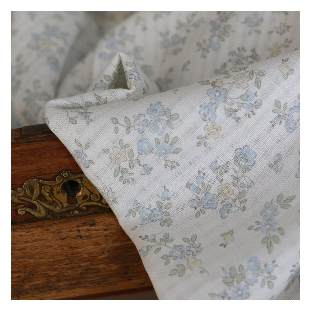 Scarlett - Seersucker / Coton gaufré doux fond lait fleuri bleu