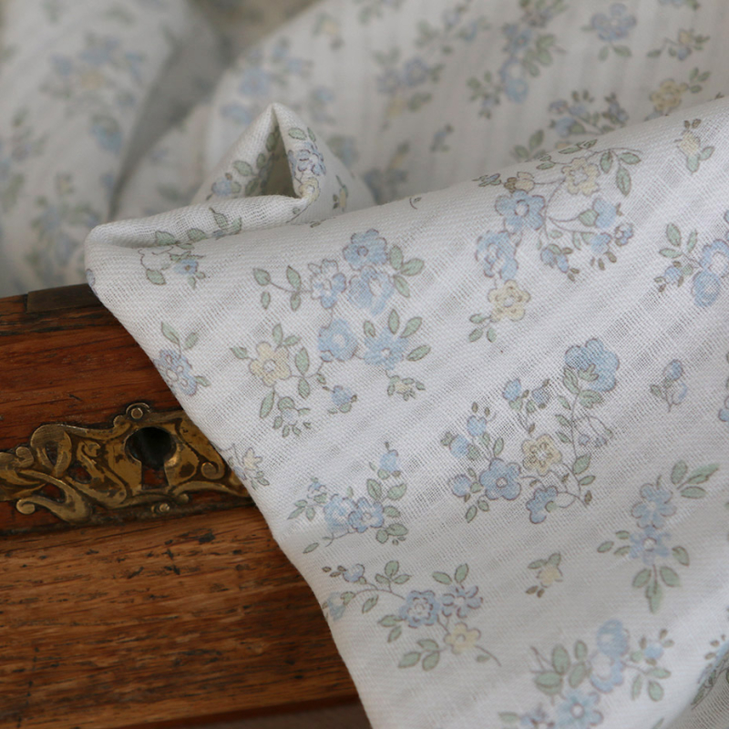 Scarlett - Seersucker / Coton gaufré doux fond lait fleuri bleu