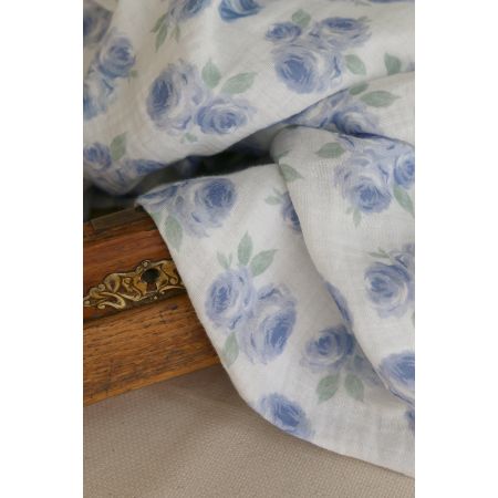 Assia - Double gaze de coton motif exclusif fond blanc cassé aquarelle bleu Assia - Double gaze de coton motif exclusif fond blanc cassé aquarelle bleu