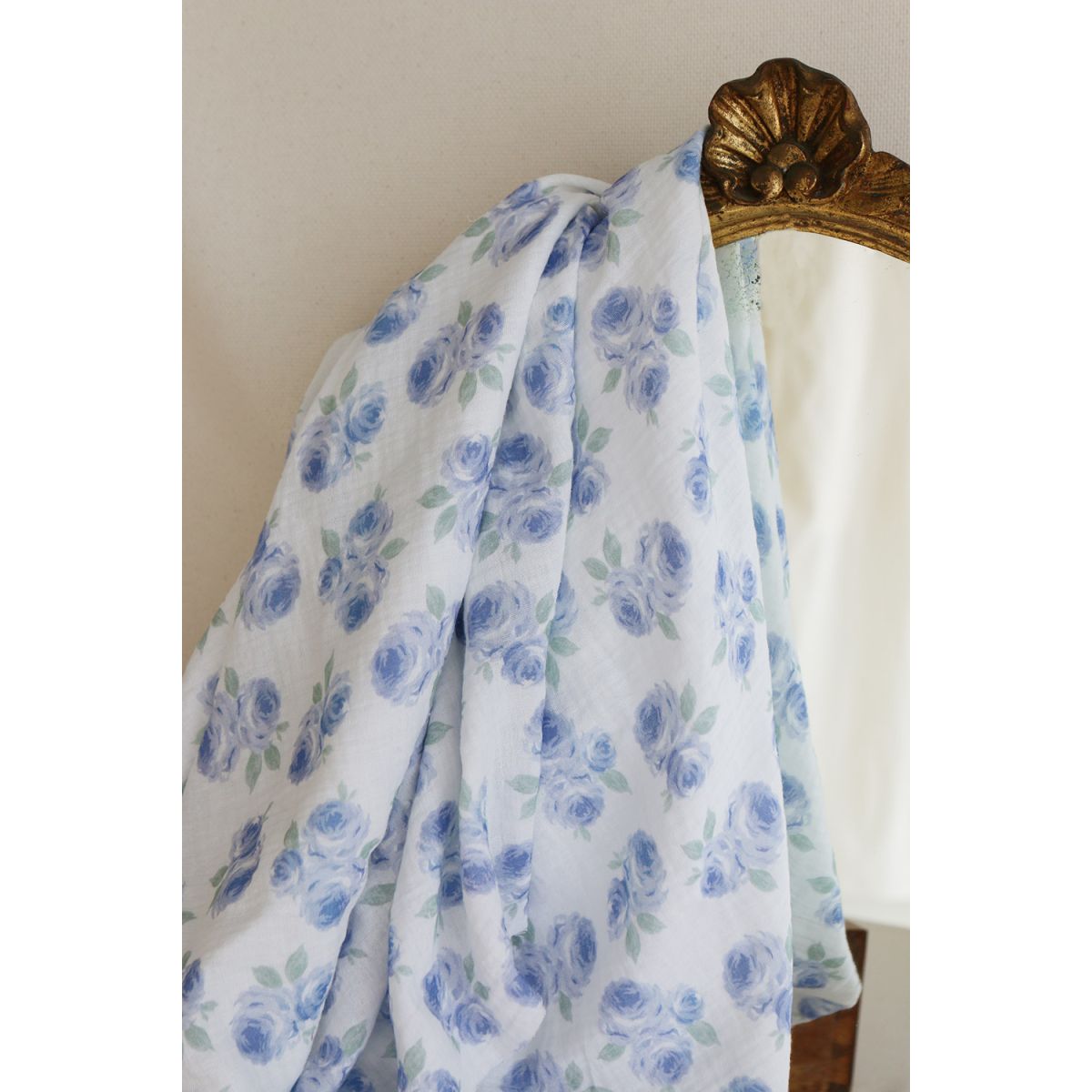 Assia - Double gaze de coton motif exclusif fond blanc cassé aquarelle bleu Assia - Double gaze de coton motif exclusif fond blanc cassé aquarelle bleu