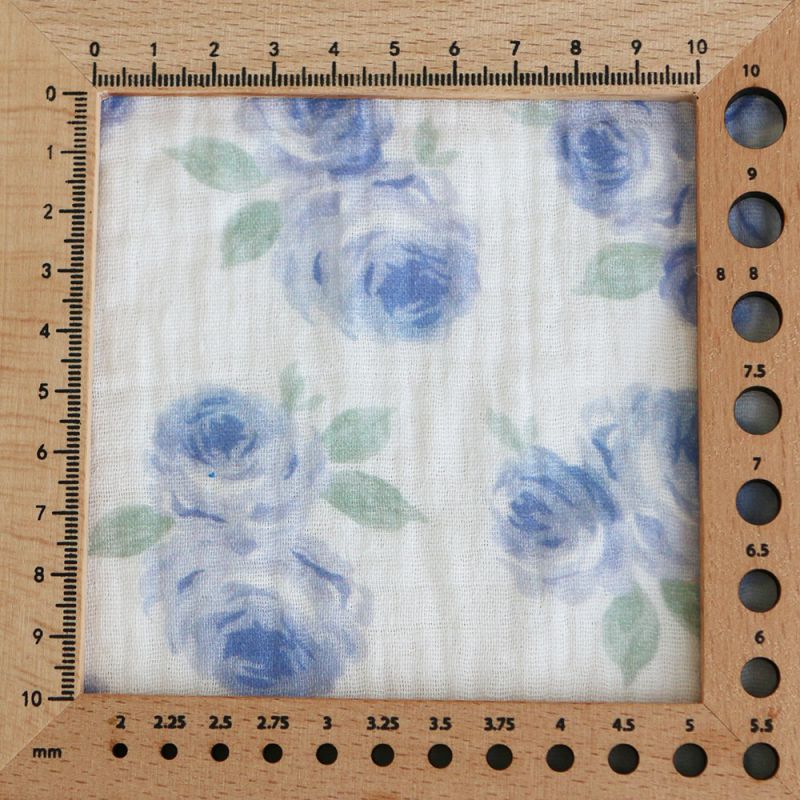 Assia - Double gaze de coton motif exclusif fond blanc cassé aquarelle bleu