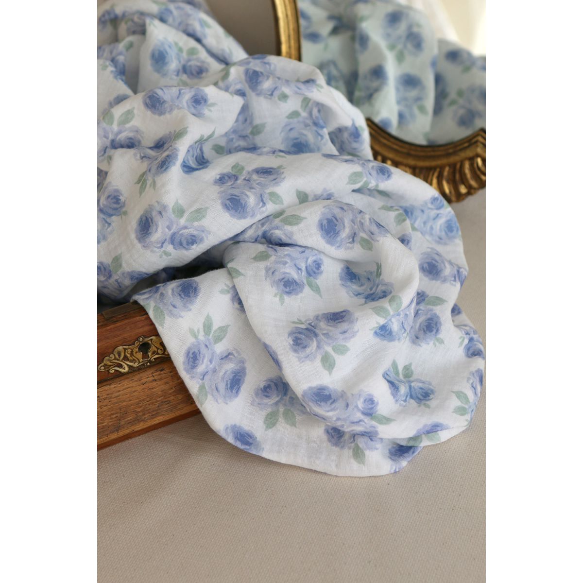 Assia - Double gaze de coton motif exclusif fond blanc cassé aquarelle bleu Assia - Double gaze de coton motif exclusif fond blanc cassé aquarelle bleu