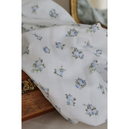 Rosabella - Double gaze de coton BIO blanc motif fleuri bleu Rosabella - Double gaze de coton BIO blanc motif fleuri bleu