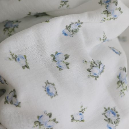 Rosabella - Double gaze de coton BIO blanc motif fleuri bleu Rosabella - Double gaze de coton BIO blanc motif fleuri bleu