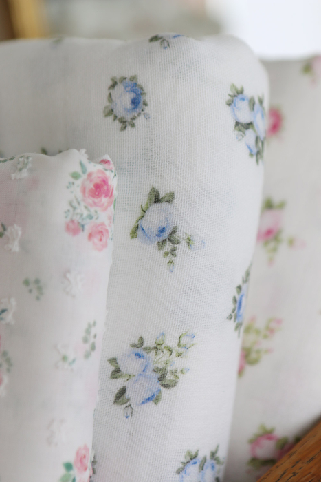 Rosabella - Double gaze de coton BIO blanc motif fleuri bleu