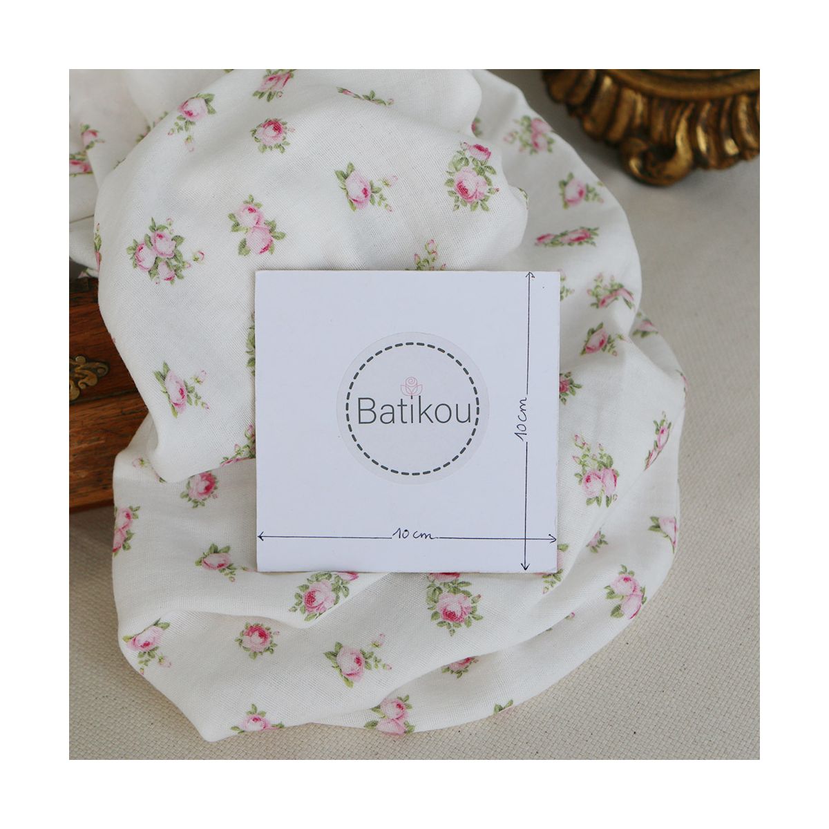 Rosabella - Double gaze de coton BIO blanc motif fleuri rose Rosabella - Double gaze de coton BIO blanc motif fleuri rose