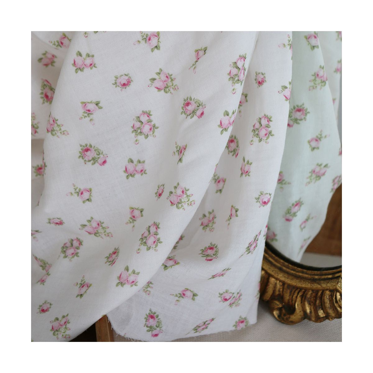 Rosabella - Double gaze de coton BIO blanc motif fleuri rose Rosabella - Double gaze de coton BIO blanc motif fleuri rose