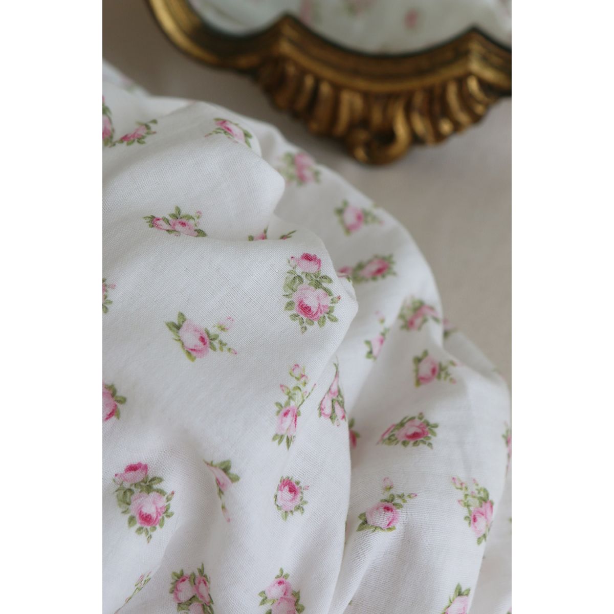 Rosabella - Double gaze de coton BIO blanc motif fleuri rose Rosabella - Double gaze de coton BIO blanc motif fleuri rose