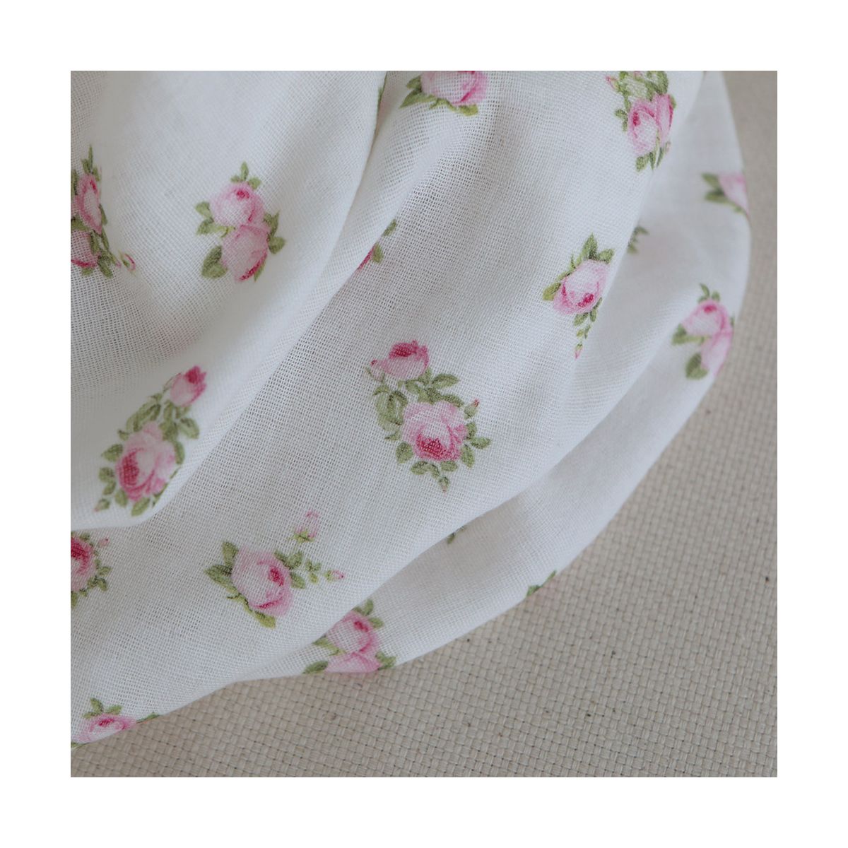 Rosabella - Double gaze de coton BIO blanc motif fleuri rose Rosabella - Double gaze de coton BIO blanc motif fleuri rose