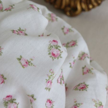 Rosabella - Double gaze de coton BIO blanc motif fleuri rose Rosabella - Double gaze de coton BIO blanc motif fleuri rose