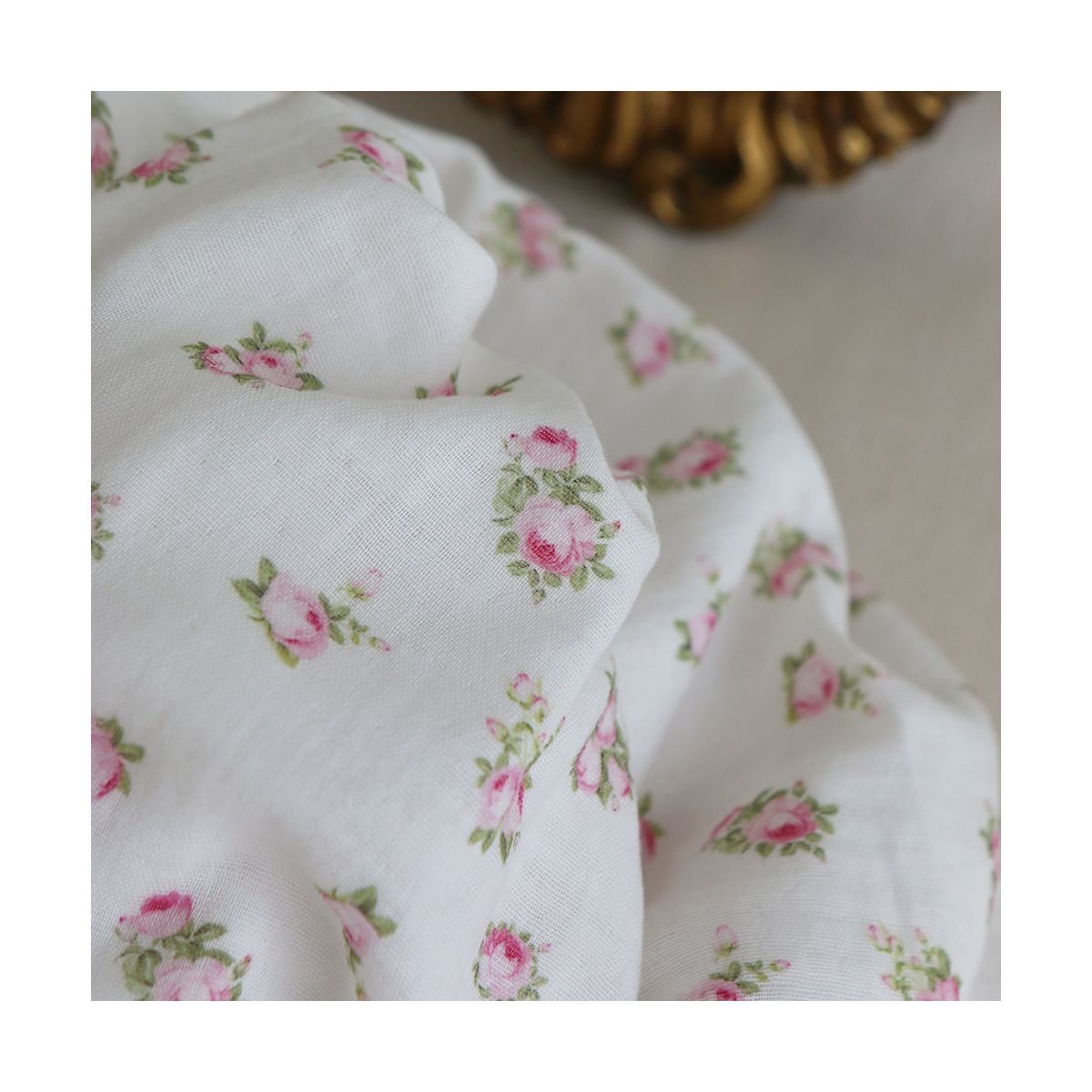 Rosabella - Double gaze de coton BIO blanc motif fleuri rose Rosabella - Double gaze de coton BIO blanc motif fleuri rose