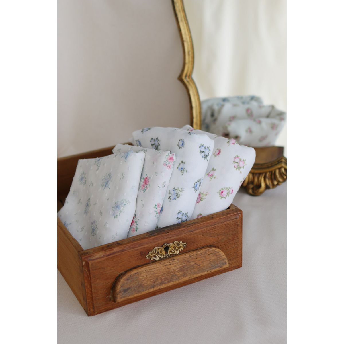 Rosabella - Double gaze de coton BIO blanc motif fleuri rose Rosabella - Double gaze de coton BIO blanc motif fleuri rose