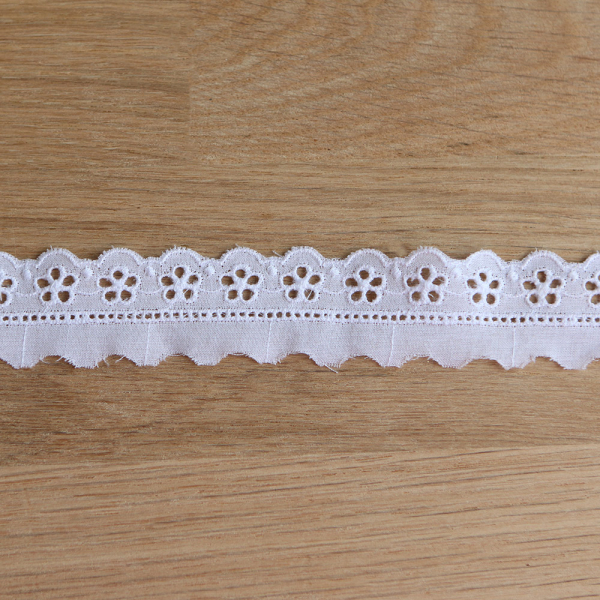 Galon coton broderie blanc15mm x1m 2