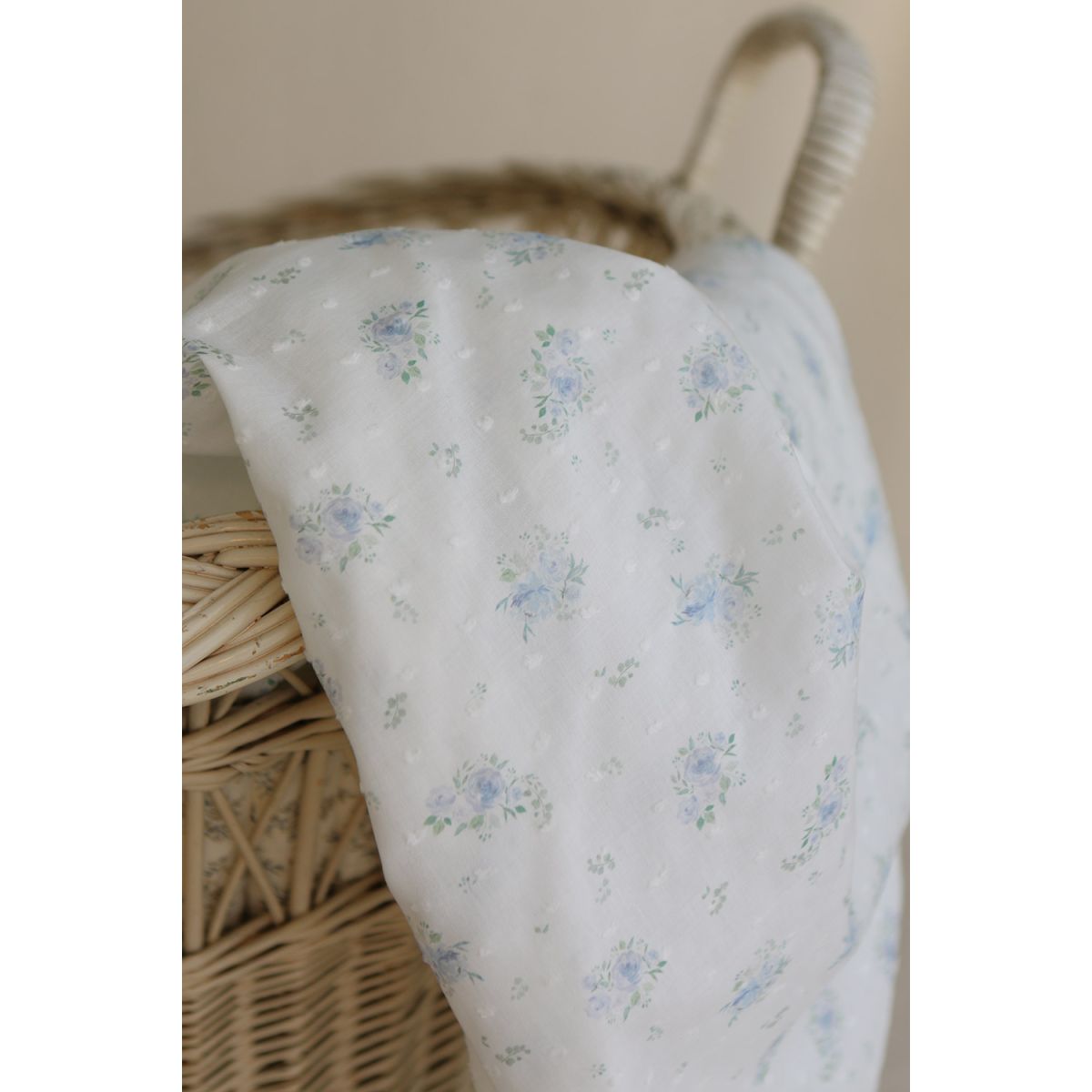 Maggie - Plumetis coton BIO fond blanc motif fleuri bleu Maggie - Plumetis coton BIO fond blanc motif fleuri bleu