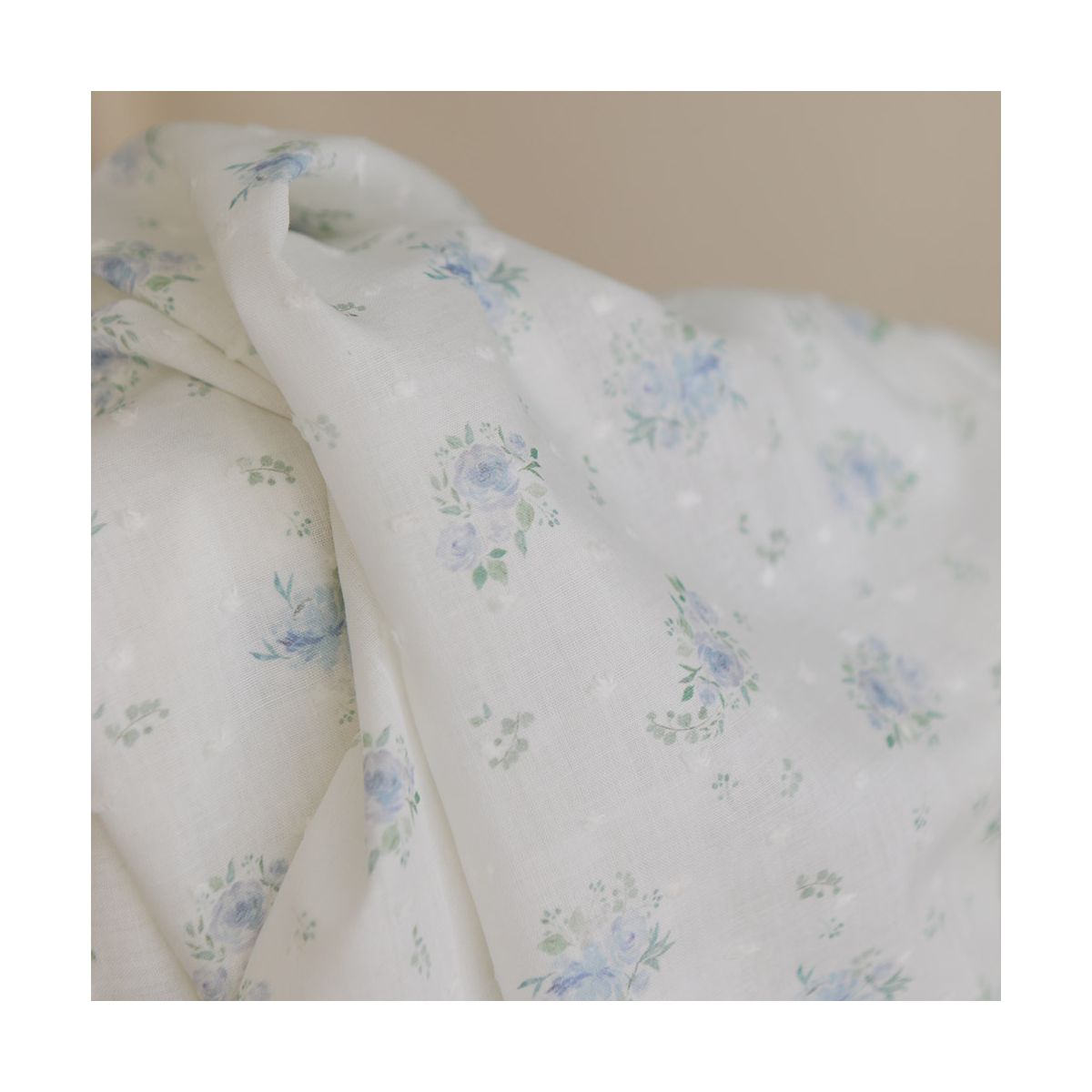 Maggie - Plumetis coton BIO fond blanc motif fleuri bleu Maggie - Plumetis coton BIO fond blanc motif fleuri bleu
