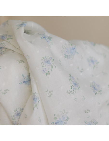 Maggie - Plumetis coton BIO fond blanc motif fleuri bleu