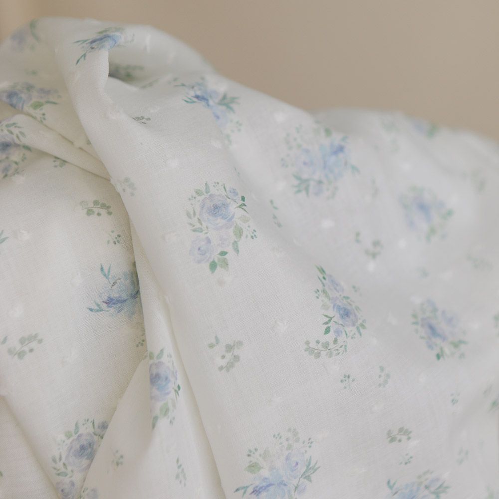 Maggie - Plumetis coton BIO fond blanc motif fleuri bleu