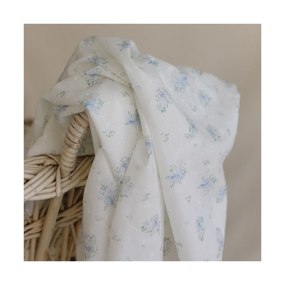 Maggie - Plumetis coton BIO fond blanc motif fleuri bleu Maggie - Plumetis coton BIO fond blanc motif fleuri bleu
