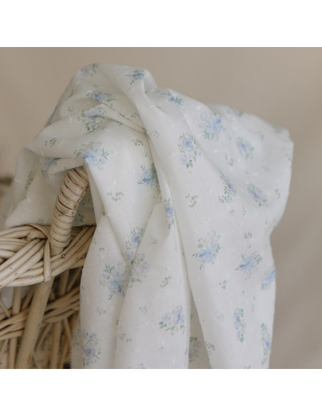 Maggie - Plumetis coton BIO fond blanc motif fleuri bleu