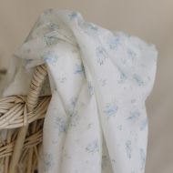 Maggie - Plumetis coton BIO fond blanc motif fleuri bleu