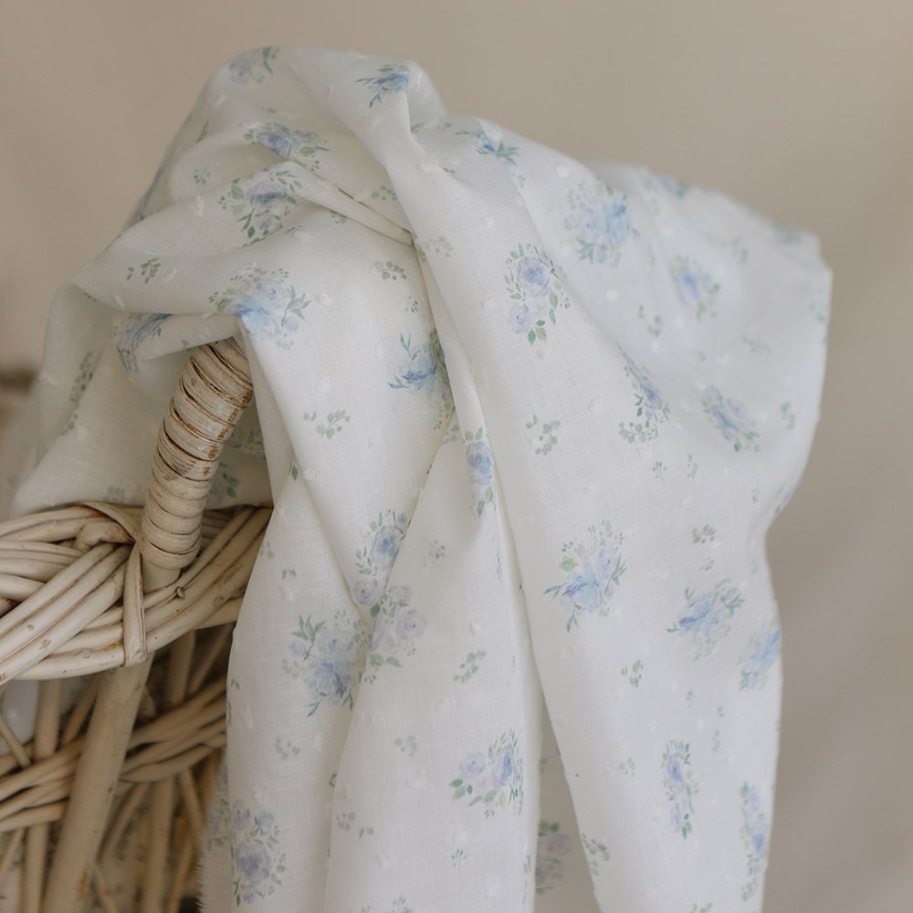 Maggie - Plumetis coton BIO fond blanc motif fleuri bleu