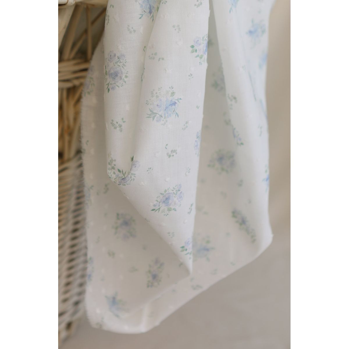 Maggie - Plumetis coton BIO fond blanc motif fleuri bleu Maggie - Plumetis coton BIO fond blanc motif fleuri bleu
