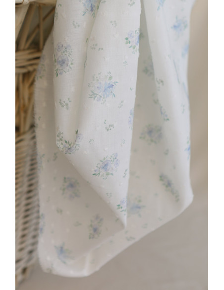Maggie - Plumetis coton BIO fond blanc motif fleuri bleu