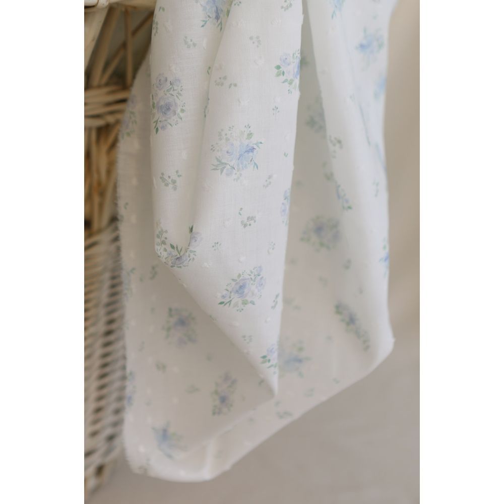 Maggie - Plumetis coton BIO fond blanc motif fleuri bleu
