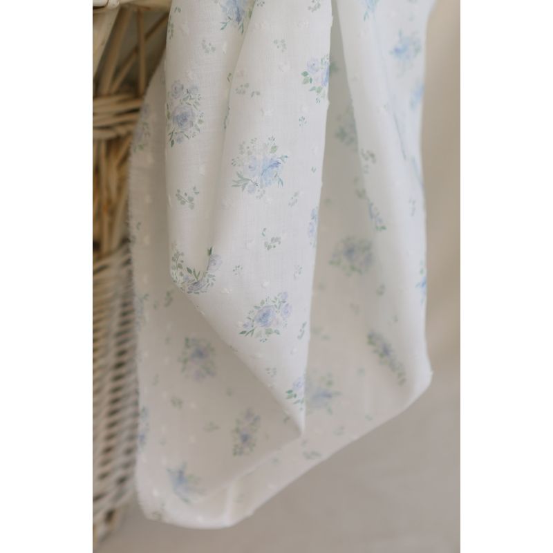Maggie - Plumetis coton BIO fond blanc motif fleuri bleu