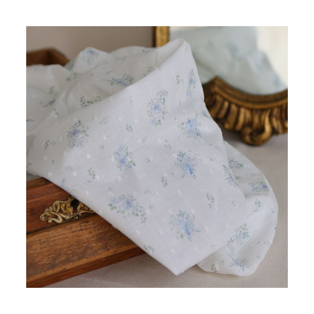 Maggie - Plumetis coton BIO fond blanc motif fleuri bleu Maggie - Plumetis coton BIO fond blanc motif fleuri bleu