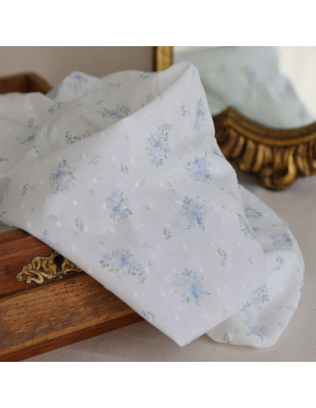 Maggie - Plumetis coton BIO fond blanc motif fleuri bleu