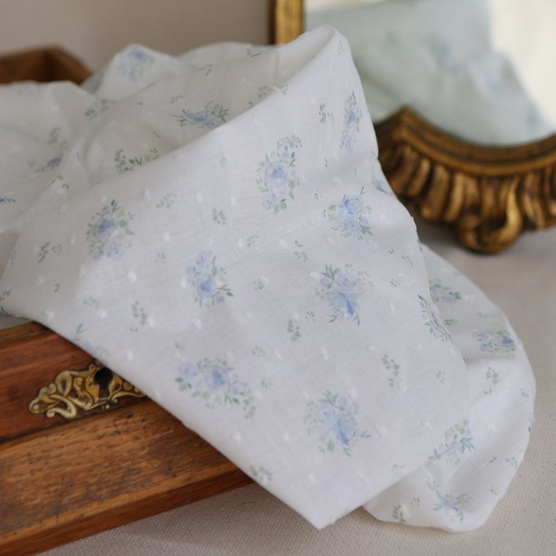 Maggie - Plumetis coton BIO fond blanc motif fleuri bleu