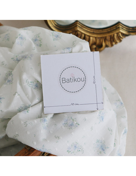 Maggie - Plumetis coton BIO fond blanc motif fleuri bleu