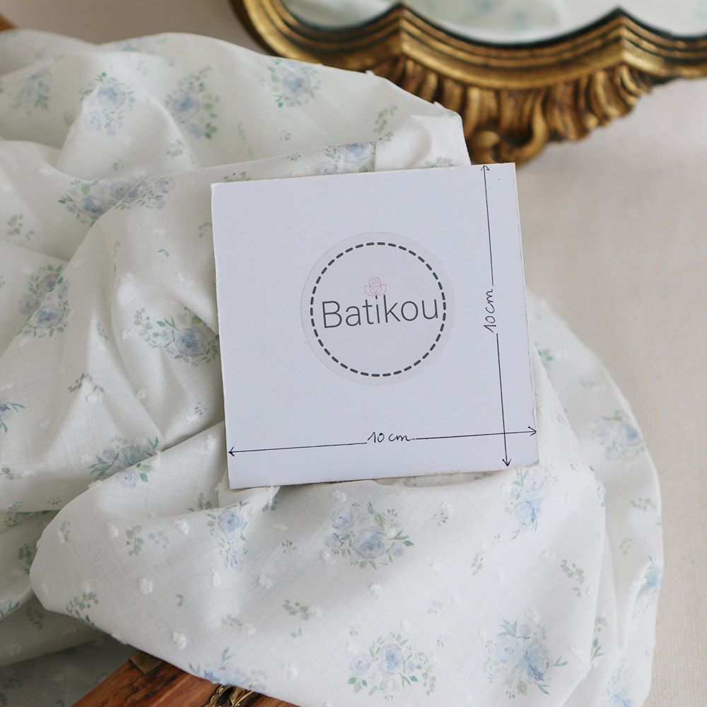 Maggie - Plumetis coton BIO fond blanc motif fleuri bleu