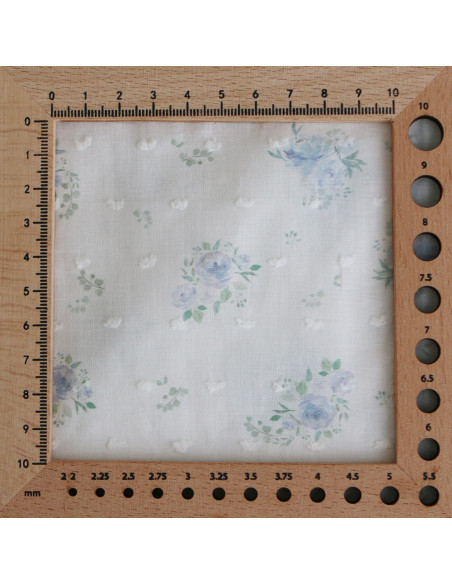 Maggie - Plumetis coton BIO fond blanc motif fleuri bleu