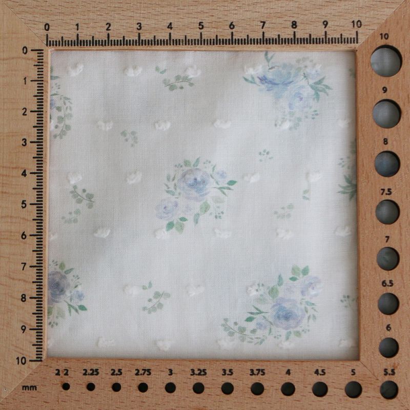 Maggie - Plumetis coton BIO fond blanc motif fleuri bleu